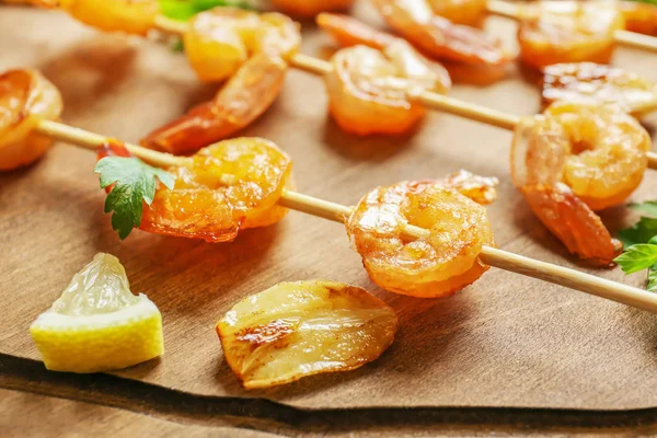 Deliciosos Camarones Fritos Con Ajo Sobre Tabla Madera Primer Plano —  Fotos de Stock