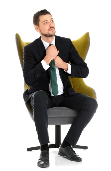 白い背景の上に快適な椅子に座っているハンサムな実業家 — ストック写真