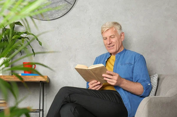 Aantrekkelijke Volwassen Man Lezen Boek Binnenshuis — Stockfoto