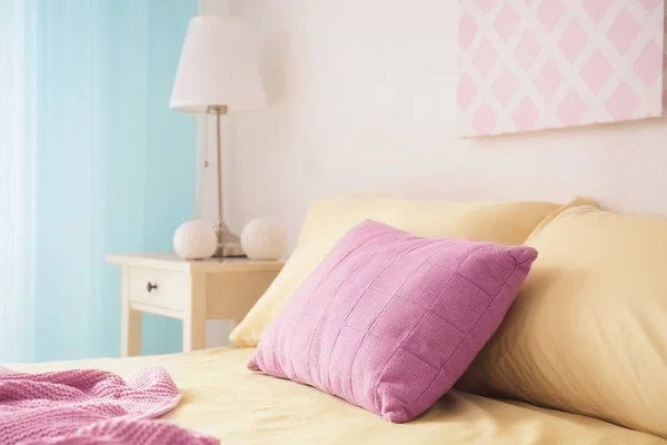 Cama Confortável Com Travesseiros Macios Dentro Casa — Fotografia de Stock