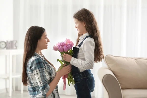 Söt Liten Flicka Ger Tulpanbukett Till Hennes Mamma Inomhus Mors — Stockfoto