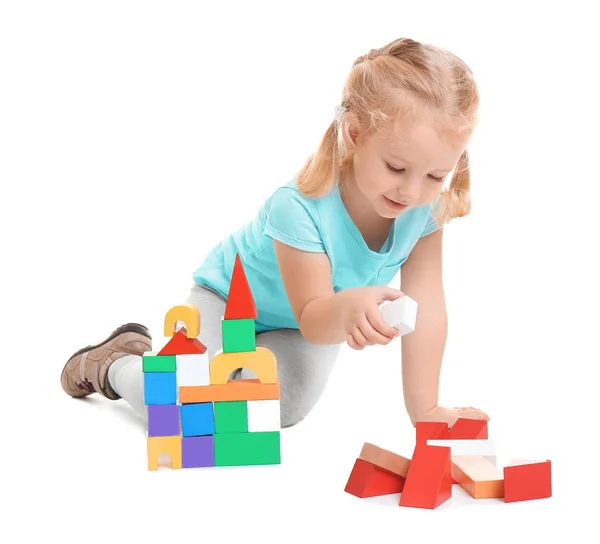 Roztomilá holčička hraje s stavebních bloků na bílém pozadí — Stock fotografie