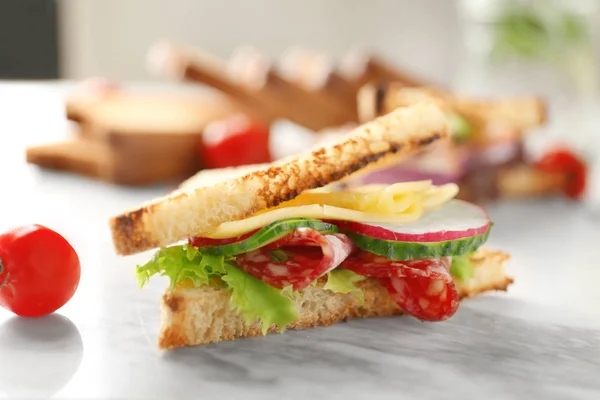 Смачний Бутерброд Мармуровій Дошці Крупним Планом — стокове фото