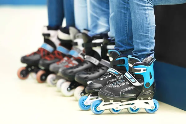 Grupo Personas Que Usan Patines Sobre Fondo Claro — Foto de Stock