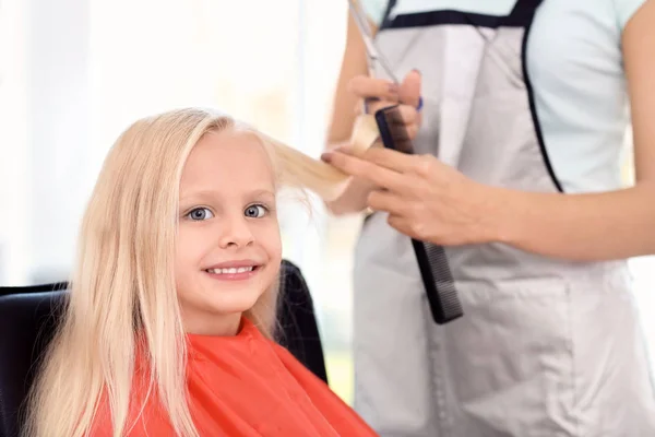 Kobiece Fryzjer praca z małą dziewczynką w salonie, zbliżenie — Zdjęcie stockowe