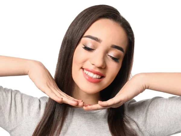 Portret van een mooie glimlachende vrouw op een witte achtergrond — Stockfoto