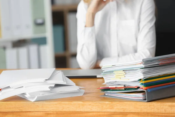 Montón de documentos en la mesa del empleado de oficina, primer plano — Foto de Stock