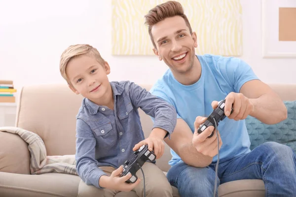 Carino Ragazzo Suo Padre Giocare Videogame Casa — Foto Stock