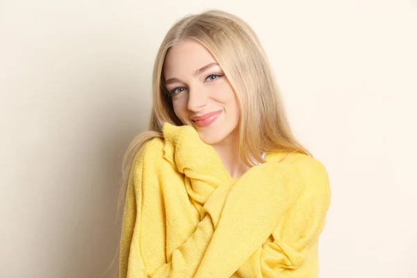 Jovem bela mulher sorridente no fundo de luz — Fotografia de Stock