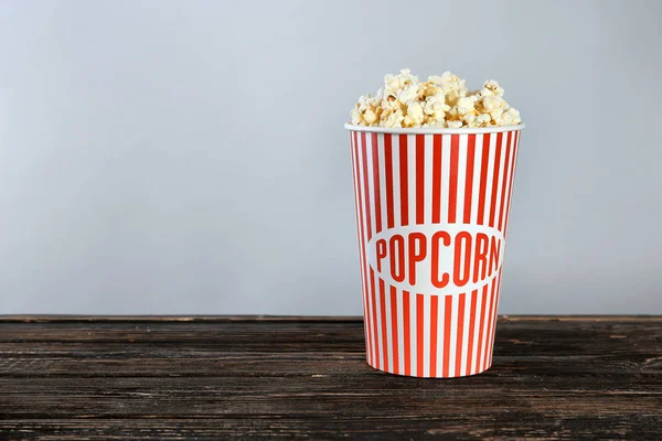 Papier Beker Met Lekkere Popcorn Houten Tafel — Stockfoto