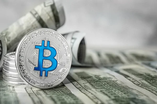 Bitcoin d'argento e banconote in dollari, primo piano — Foto Stock