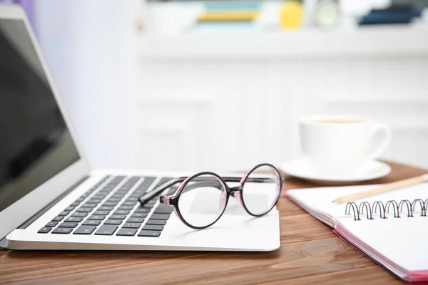 Laptop Und Brille Auf Dem Tisch Drinnen Nahaufnahme Hausaufgaben Machen — Stockfoto