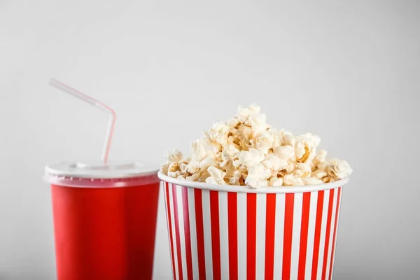 Papieren Bekers Met Lekkere Popcorn Drinken Lichte Achtergrond — Stockfoto