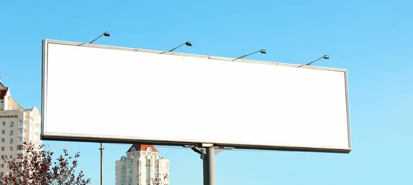 Placa publicitária em branco na rua da cidade — Fotografia de Stock