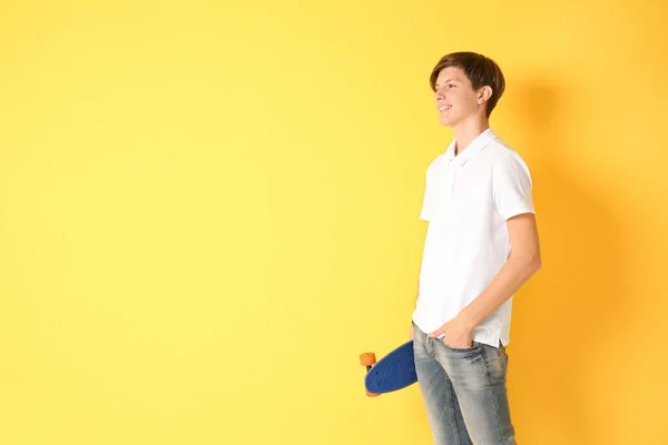 黄色背景滑板青少年 — 图库照片