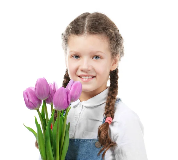白い背景の上の母の日の花束をチューリップとかわいい女の子 — ストック写真