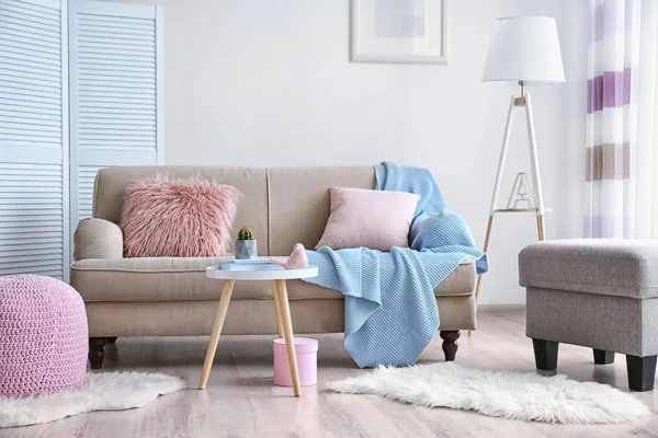 Interieur Des Wohnzimmers Mit Bequemem Sofa — Stockfoto