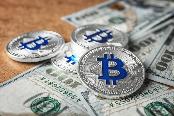 Bitcoin d'argento e banconote in dollari sul tavolo, primo piano — Foto Stock