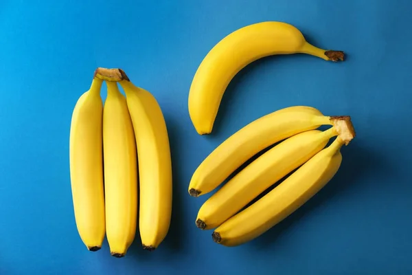 Smaczne Dojrzałe Banany Tle Koloru — Zdjęcie stockowe