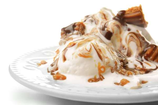 Prato com sorvete e molho de caramelo sobre fundo branco — Fotografia de Stock