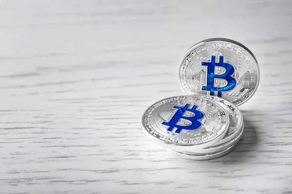 Silber-Bitcoins auf Holz-Hintergrund — Stockfoto