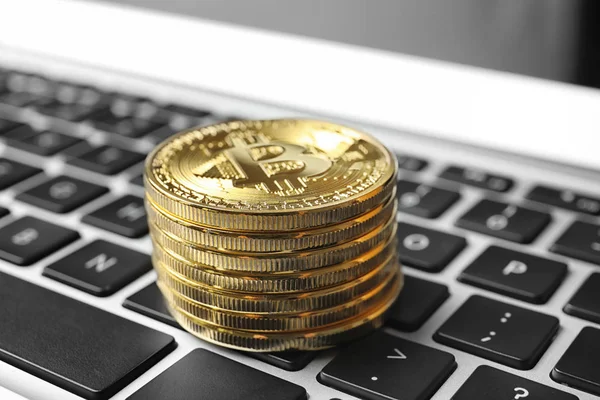 Arany bitcoins a számítógép billentyűzetét, Vértes — Stock Fotó