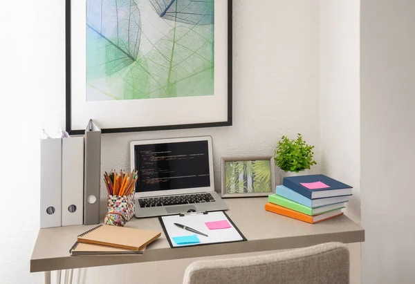 Lieu de travail confortable avec ordinateur portable sur le bureau à la maison — Photo