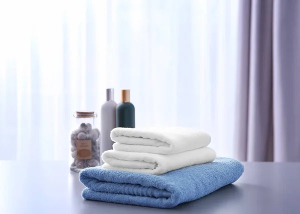 Stapel Sauberer Handtücher Auf Dem Tisch Badezimmer — Stockfoto