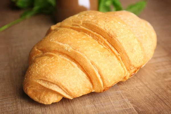 Croissant Frais Délicieux Sur Table Bois — Photo