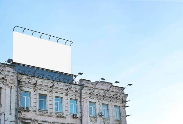 Пустий реклами ради на місто будівлі на вулиці — стокове фото