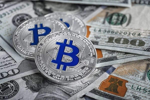 Bitcoin d'argento su banconote da un dollaro, primo piano — Foto Stock