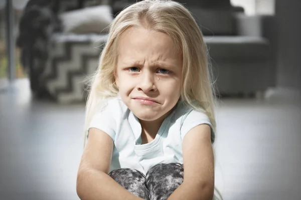 Niña indefensa llorando en el interior. Concepto de abuso infantil — Foto de Stock