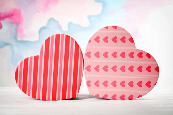 Tablo üzerinde kalp şeklinde hediye kutuları — Stok fotoğraf
