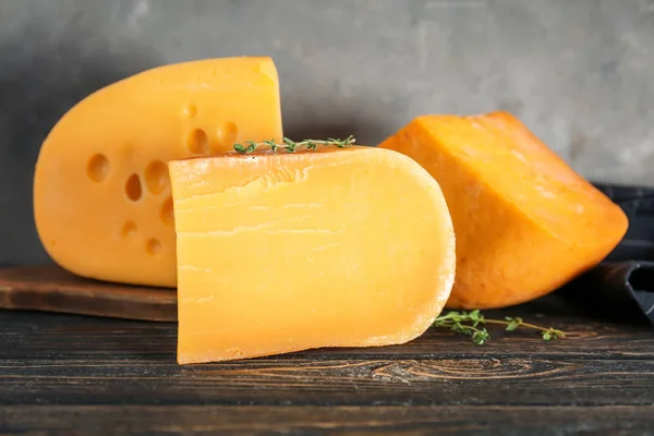 Olika typer av läckra ost på bordet — Stockfoto