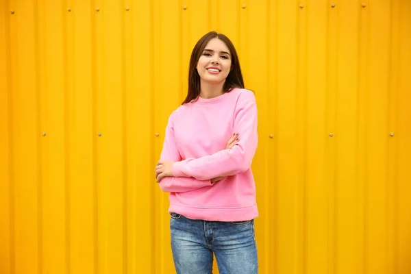 Mulher sorridente bonita no fundo da cor — Fotografia de Stock