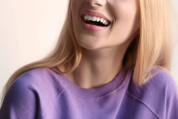 Mujer Sonriente Sudadera Violeta Sobre Fondo Claro —  Fotos de Stock