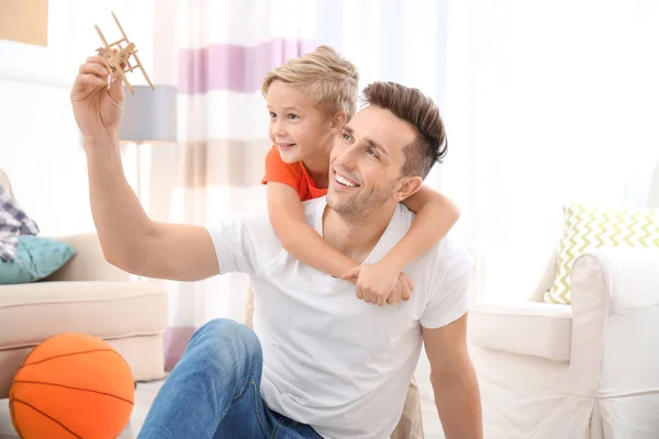 Leuke Jongen Zijn Vader Spelen Met Speelgoed Vliegtuig Thuis — Stockfoto