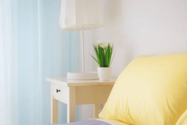 柔らかい枕室内で快適なベッド — ストック写真