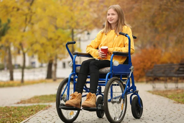 Κοριτσάκι Αναπηρικό Καρότσι Φλιτζάνι Καφέ Εξωτερικούς Χώρους — Φωτογραφία Αρχείου