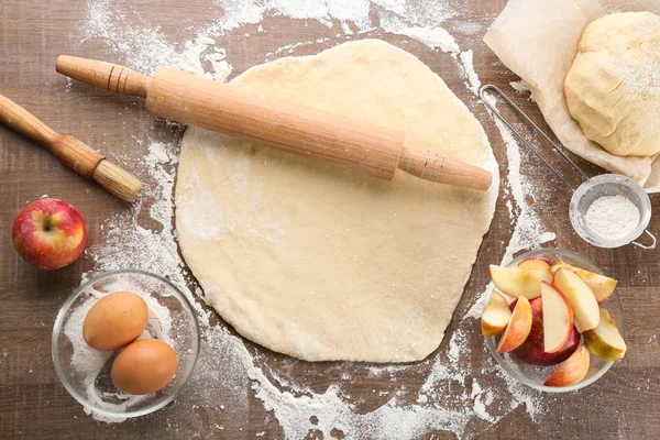 Сырье и ингредиенты для яблочного пирога на столе — стоковое фото