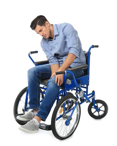 Ελκυστικό νεαρό άνδρα σε αναπηρικό καροτσάκι σε λευκό φόντο — Φωτογραφία Αρχείου