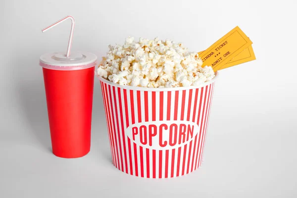 Läckra Popcorn Kopp Med Dricka Och Film Biljetter Vit Bakgrund — Stockfoto