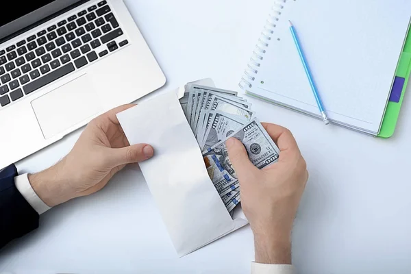 Zakenman Met Smeergeld Aan Tafel Close — Stockfoto