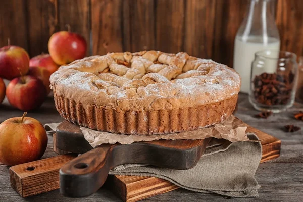 Planches en bois avec délicieuse tarte aux pommes sur la table — Photo