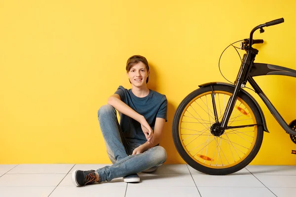 Hipster Adolescente Con Bicicleta Sobre Fondo Amarillo — Foto de Stock