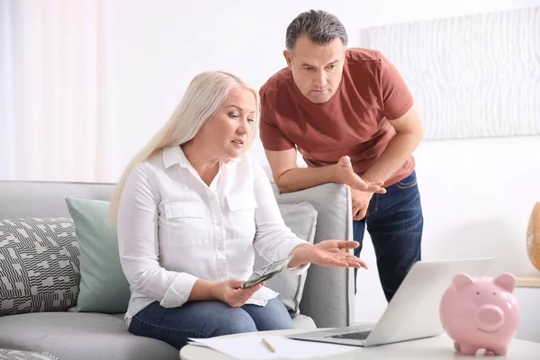 Älteres Ehepaar verwaltet Familienbudget zu Hause — Stockfoto