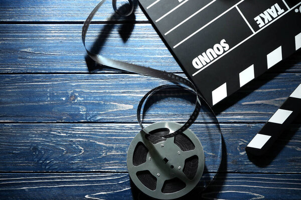 Мультфильм хлопок и катушка на деревянном фоне, вид сверху
