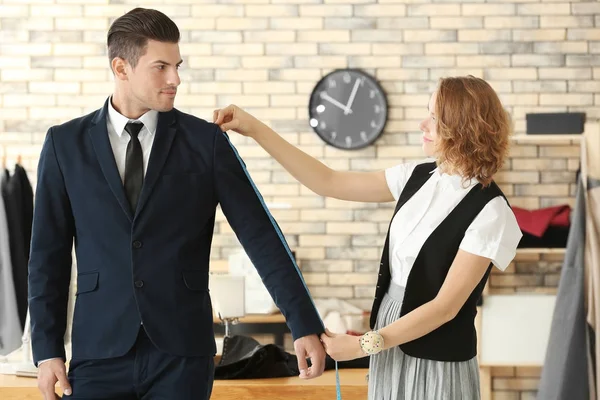 Costurera Tomando Las Medidas Del Cliente Taller — Foto de Stock