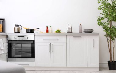 Modern mutfak iç elektrikli fırın ile