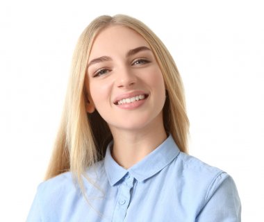 Beyaz zemin üzerine mavi gömlek gülümseyen kadın